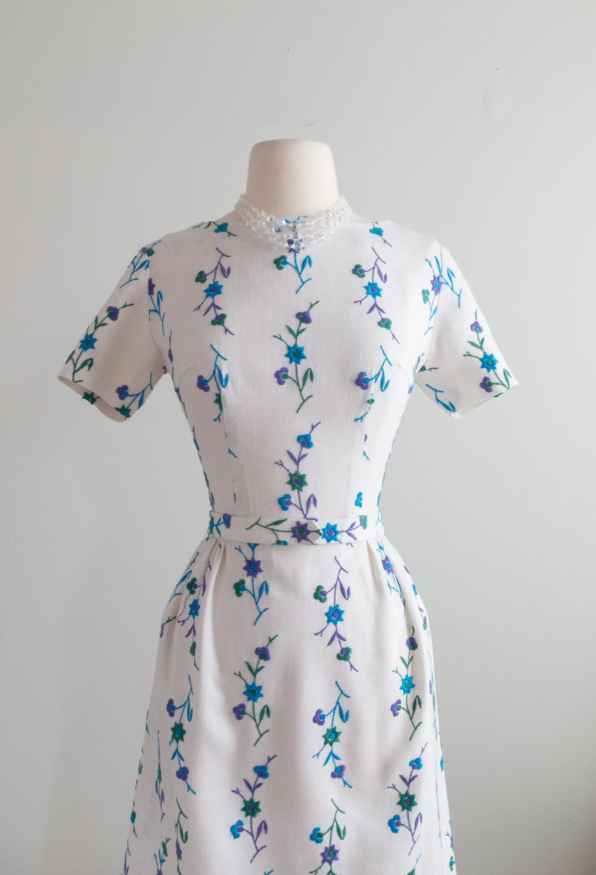 Darling 1960's Embroidered Linen Day Dress / SM